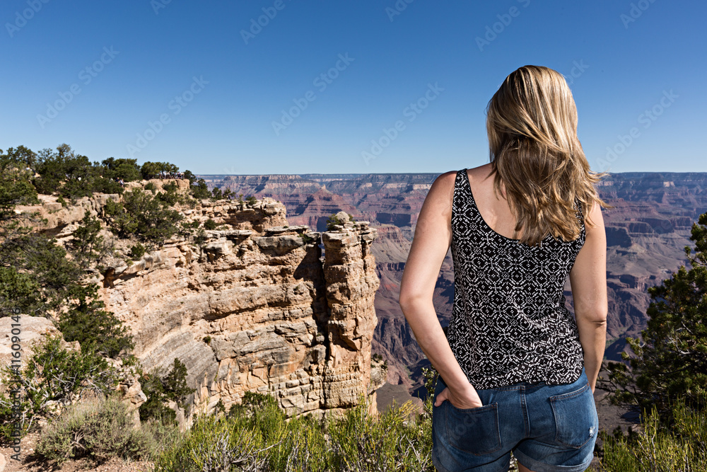 Mujer observando las vistas del Gran Cañón del Colorado, Arizona.