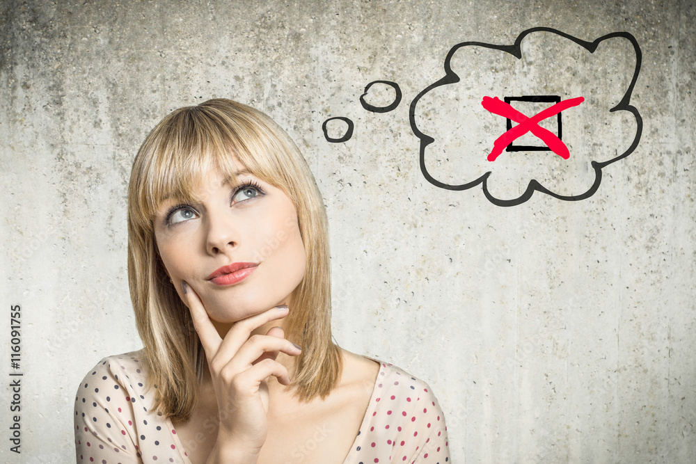 Junge Frau denkt an Checkbox Junge Frau denkt an Checkbox