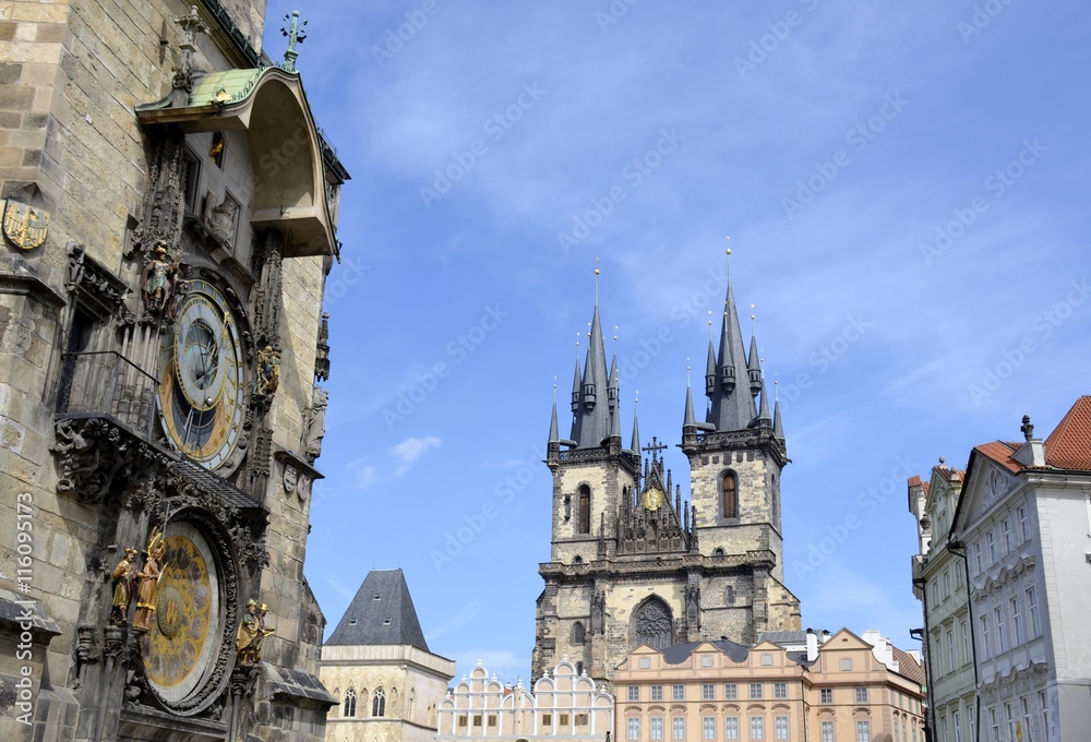 Obraz premium Tyn church and astronomical clock with blue sky