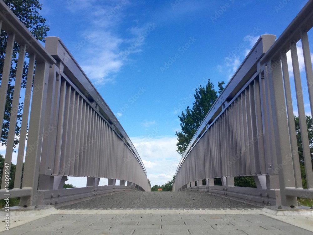 gebogene Fußgängerbrücke gebogene Fußgängerbrücke