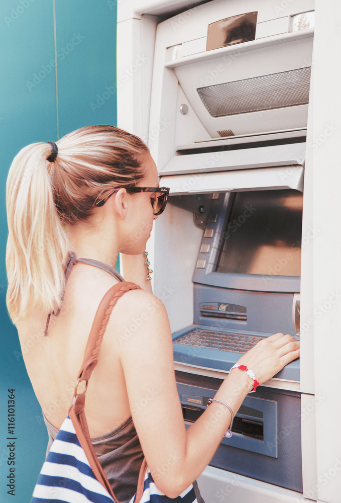 Donna preleva soldi al bancomat Donna preleva soldi al bancomat