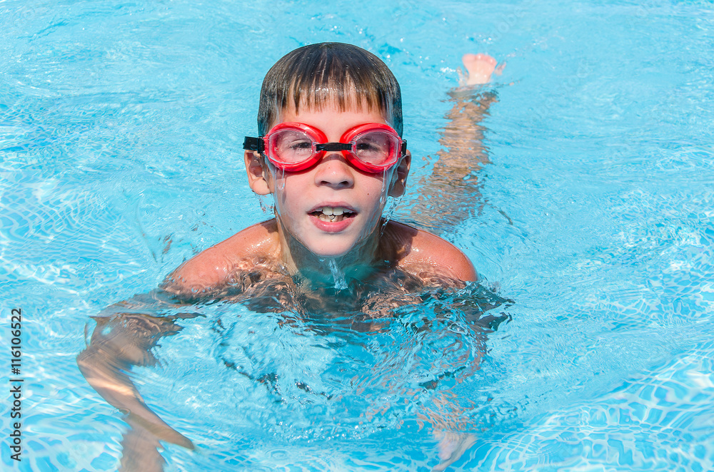 Fototapeta premium teen in swimming pool