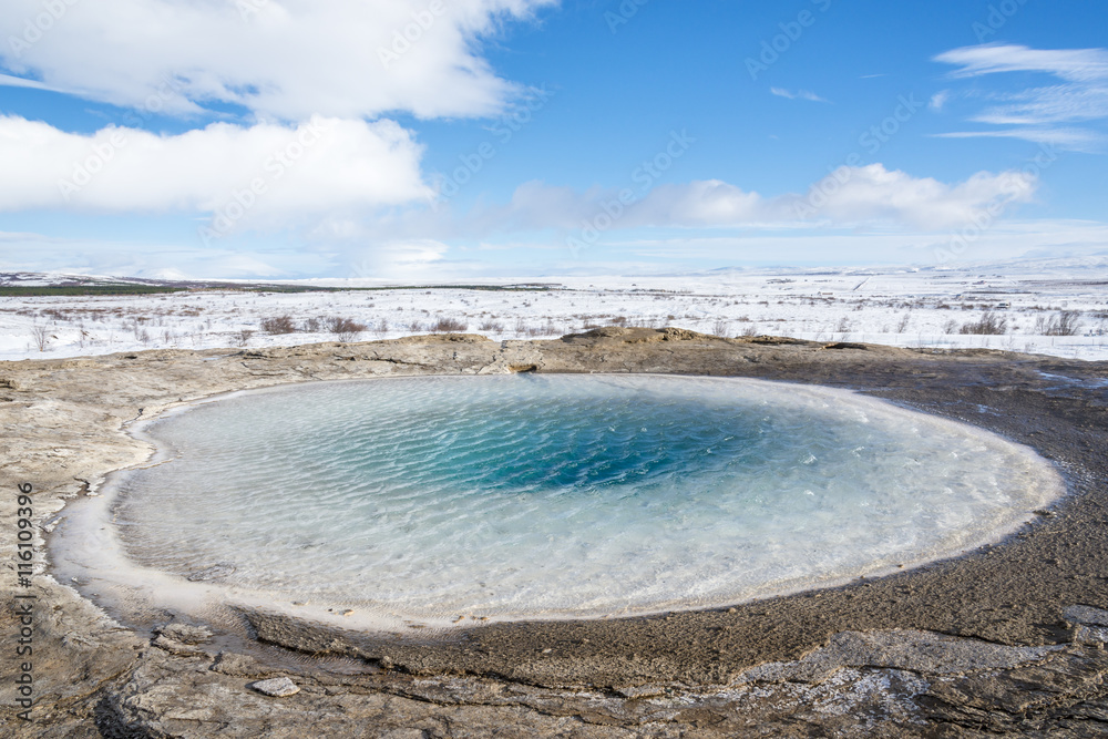 Obraz premium Blue geyser and hot springs in Strokkur. Winter view. Golden circle, Iceland