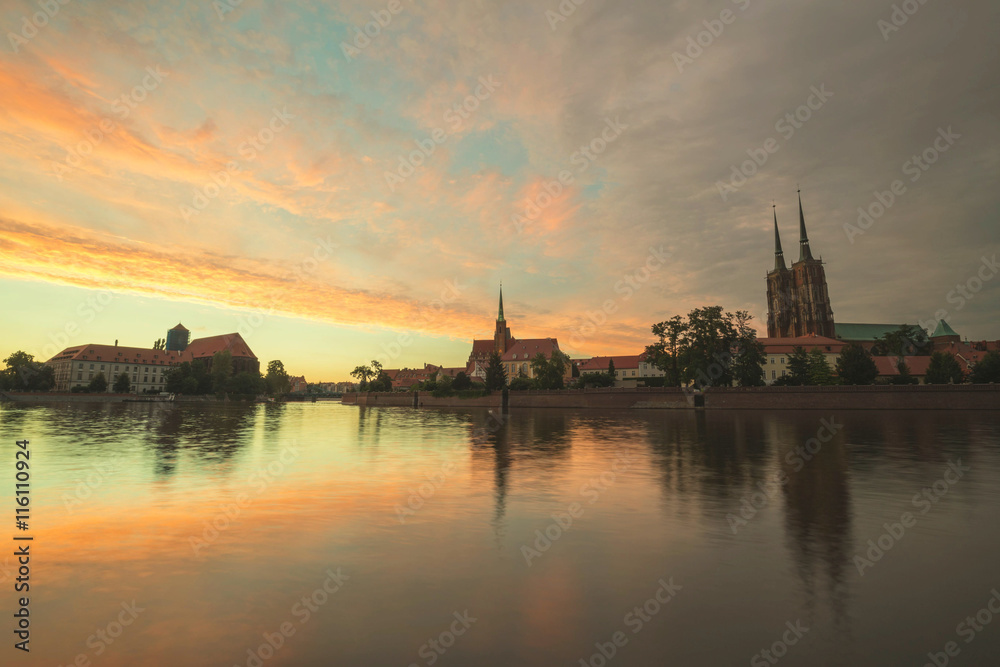 Naklejka premium Wroclaw / zabytkowa dzielnica Ostrów Tumski / zachód słońca