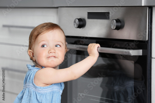 Tableau sur toile Child playing with electric oven