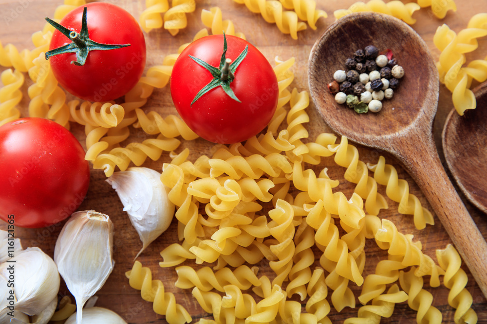 Raw fusilli pasta with tomatoes and garlic