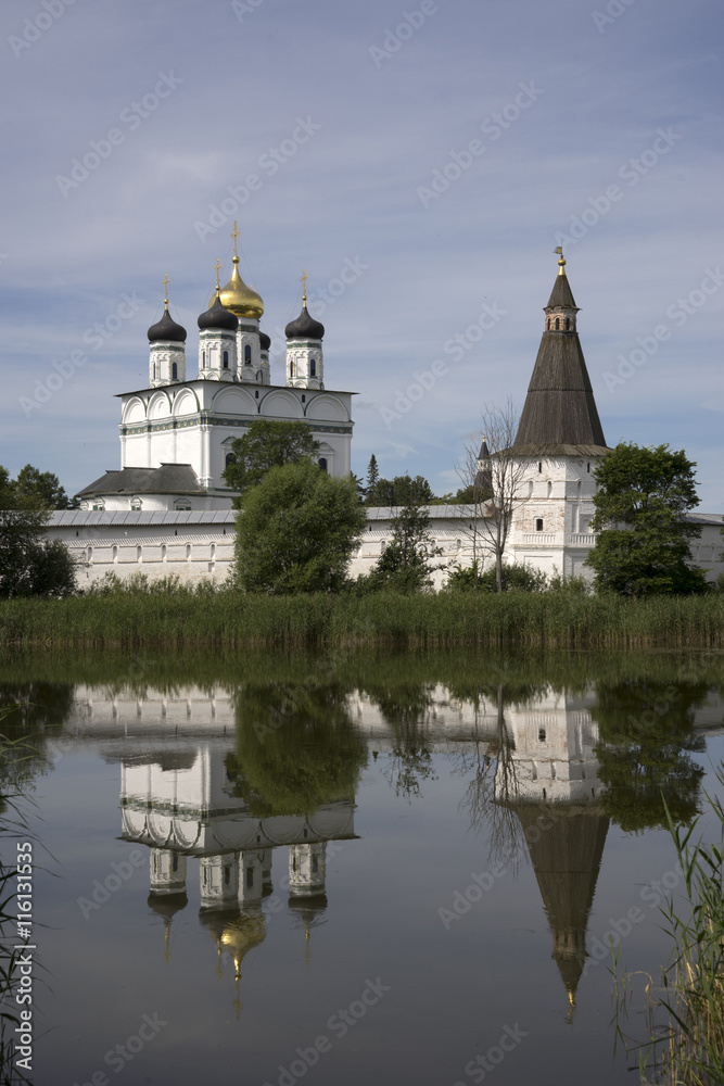 Ио́сифо-Волокола́мский (Волоцкий) Успе́нский монасты́рь. Вид с озера.