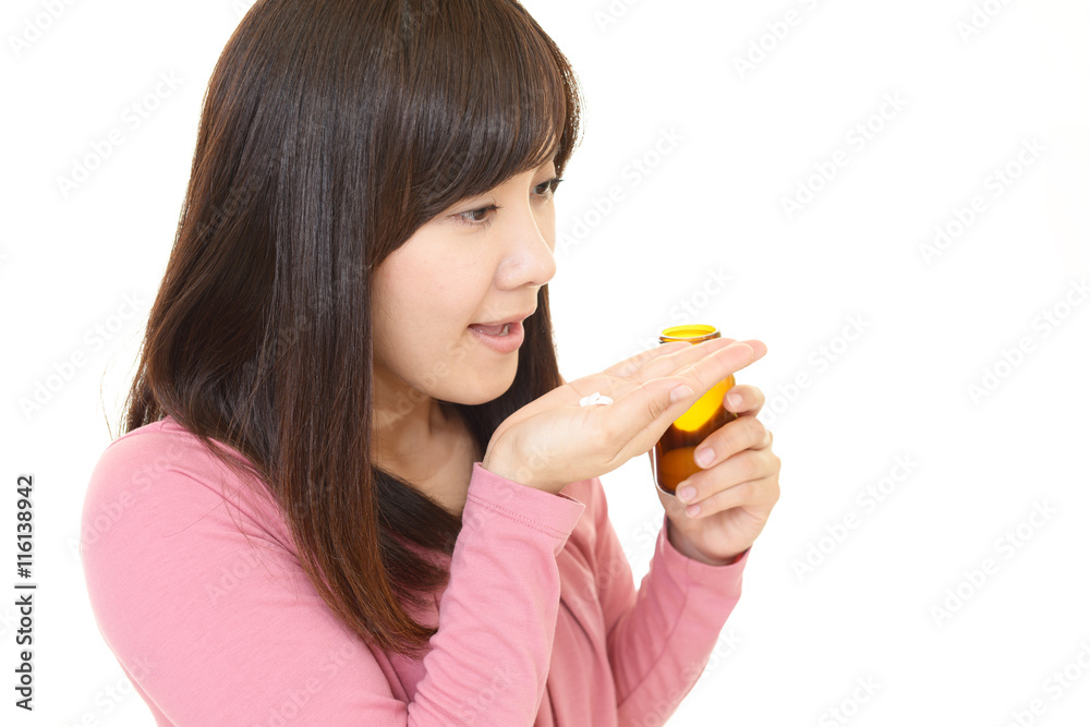 サプリメントを飲む女性 サプリメントを飲む女性