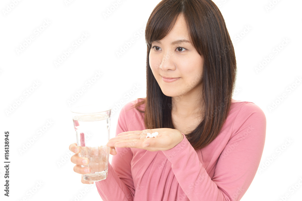サプリメントを飲む女性 サプリメントを飲む女性