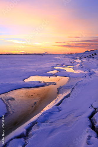 Sunset on the winter river © salman2