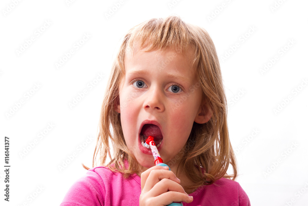 Kind beim Zähneputzen