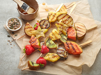 Stickers Grill / Barbecue Fruitspiesjes op houten stokjes gegrild  © Mara Zemgaliete