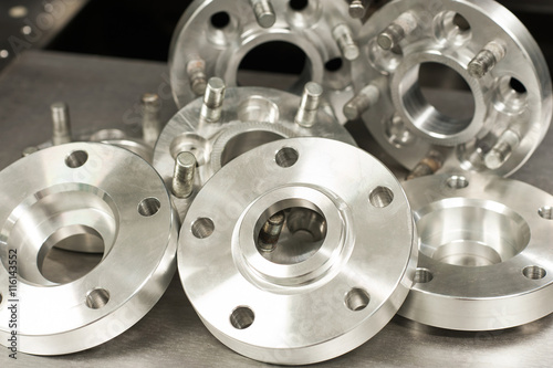 Foto Metal mold of flanges and bolts. CNC milling/lathe industry