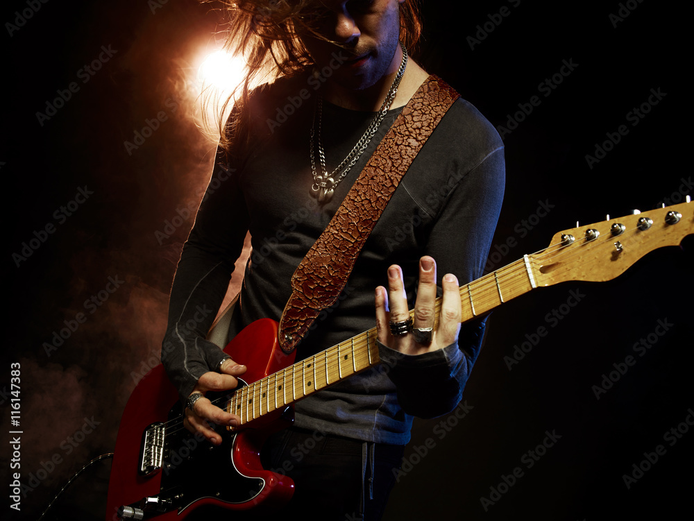 Obraz premium The guitarist plays solo.