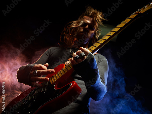 Fotografie The guitarist plays solo.