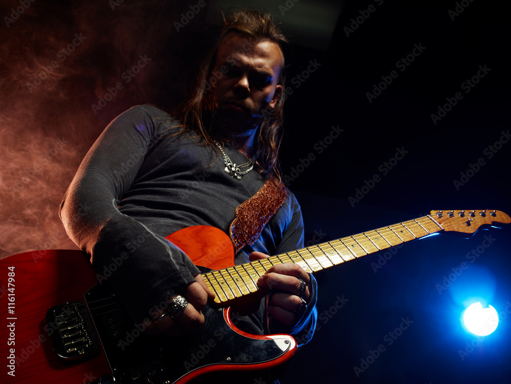 Obraz premium The guitarist plays solo.