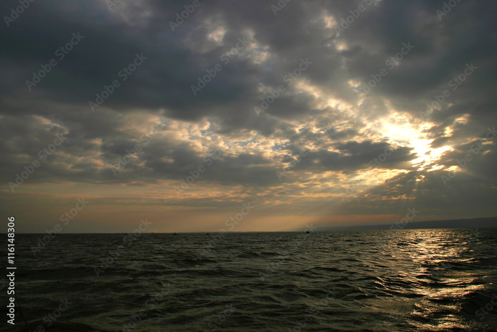 Obraz premium dramatic clouds over the water