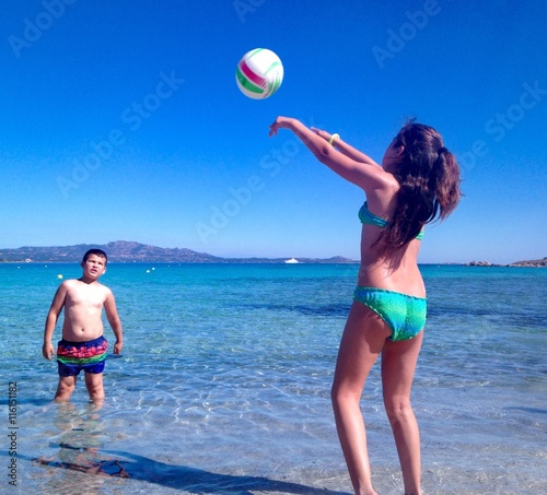 bimbi giocano pallavolo photo