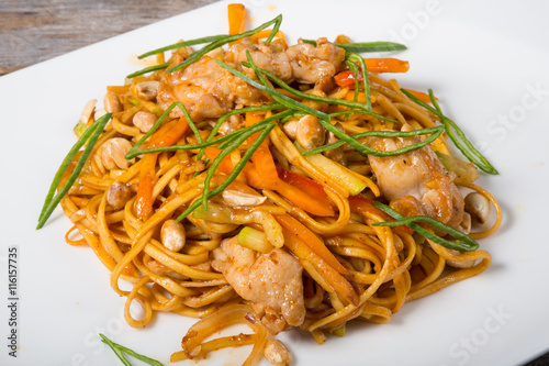Thai fried noodles with chicken