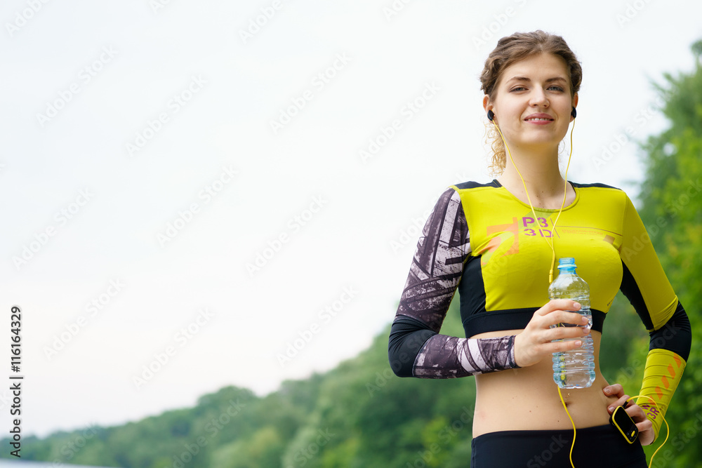 Φωτογραφία Healthy lifestyle concept, sporty woman with bottle of water outdoors
