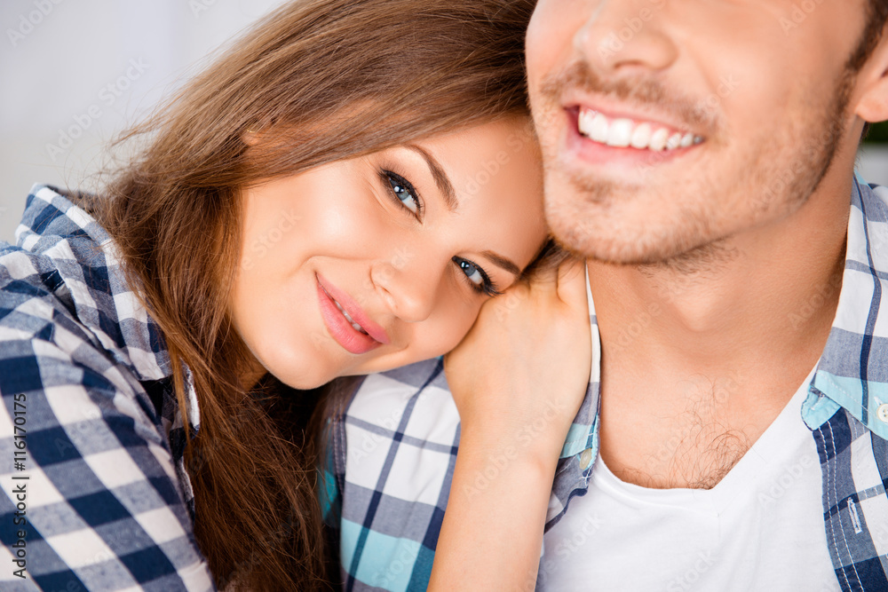 Φωτογραφία Closeup photo of happy girl huging her smiling boyfriend