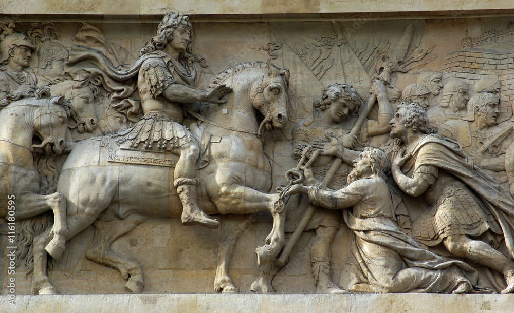Bas-relief de l'arc de triomphe de la porte Saint-Denis à Paris, France