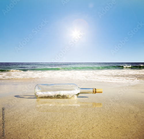 Flaschenpost am Strand