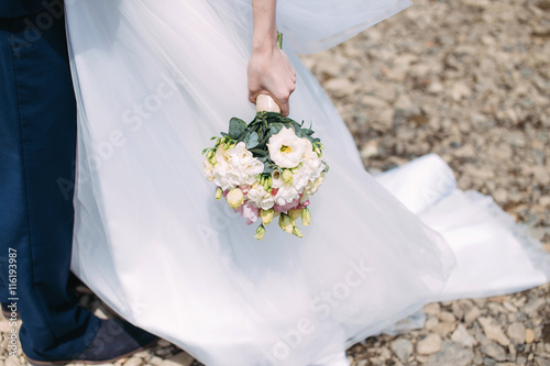 Obraz na płótnie nice wedding bouquet in bride's hand w salonie