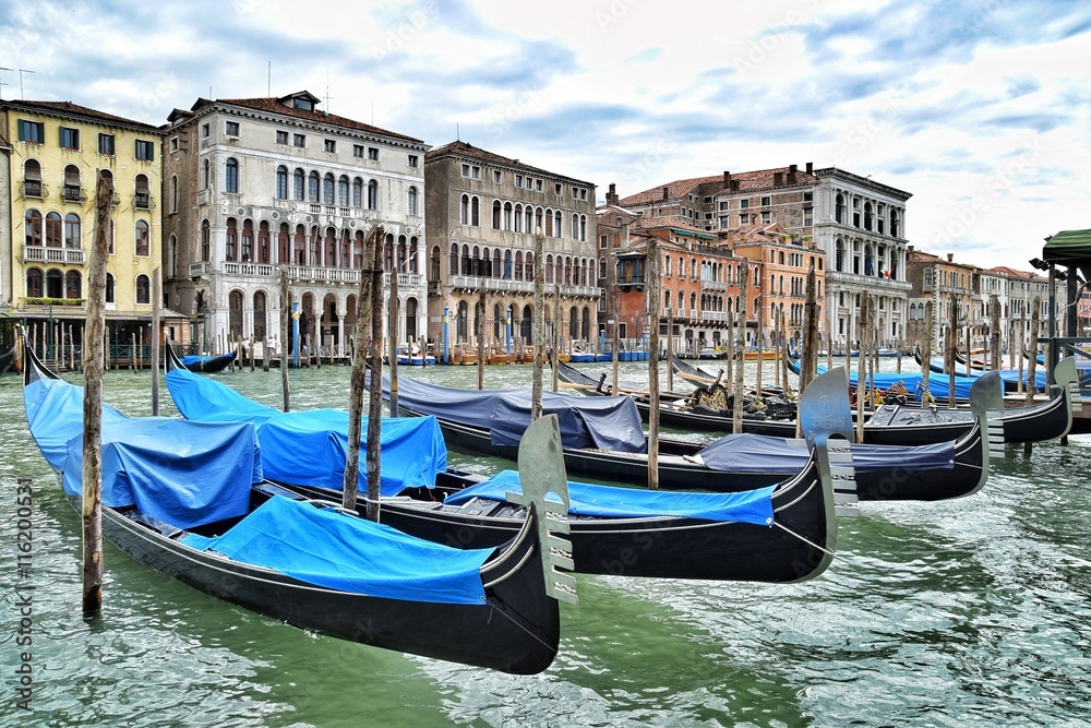 Gondelreihe in Venedig
