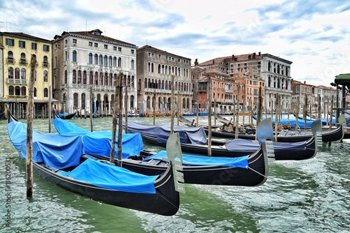 Gondelreihe in Venedig