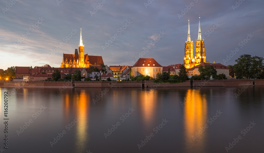 Wrocław /wieczorny zachód słońca w historycznej części miasta, widok zza rzeki Odry