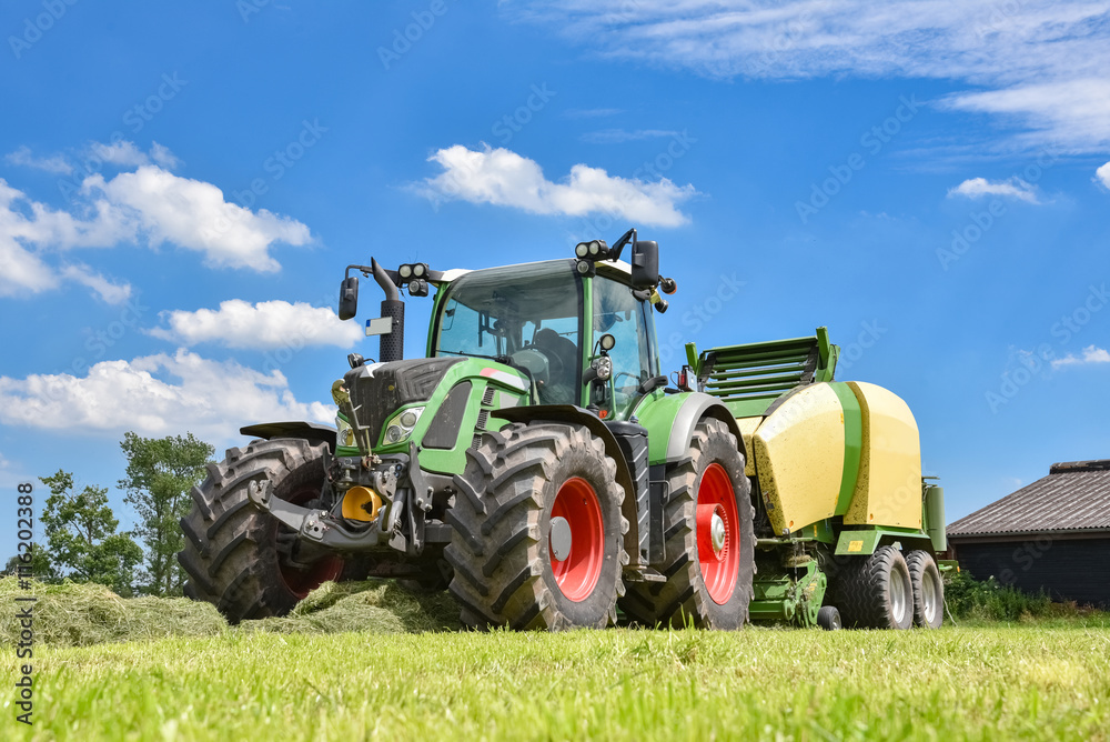 Ernte von Grasssilage - Grossballenpresse mit Folienwickler Ernte von Grasssilage - Grossballenpresse mit Folienwickler