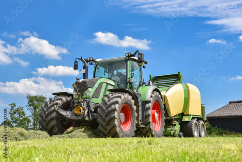 Ernte von Grasssilage - Grossballenpresse mit Folienwickler