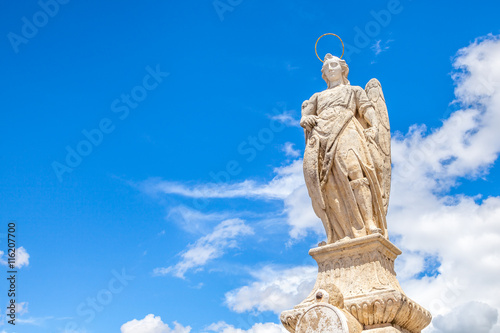 Foto San Rafael Archangel statue in the center of the popular Roman Bridge in Cordoba, Andalusia, Spain