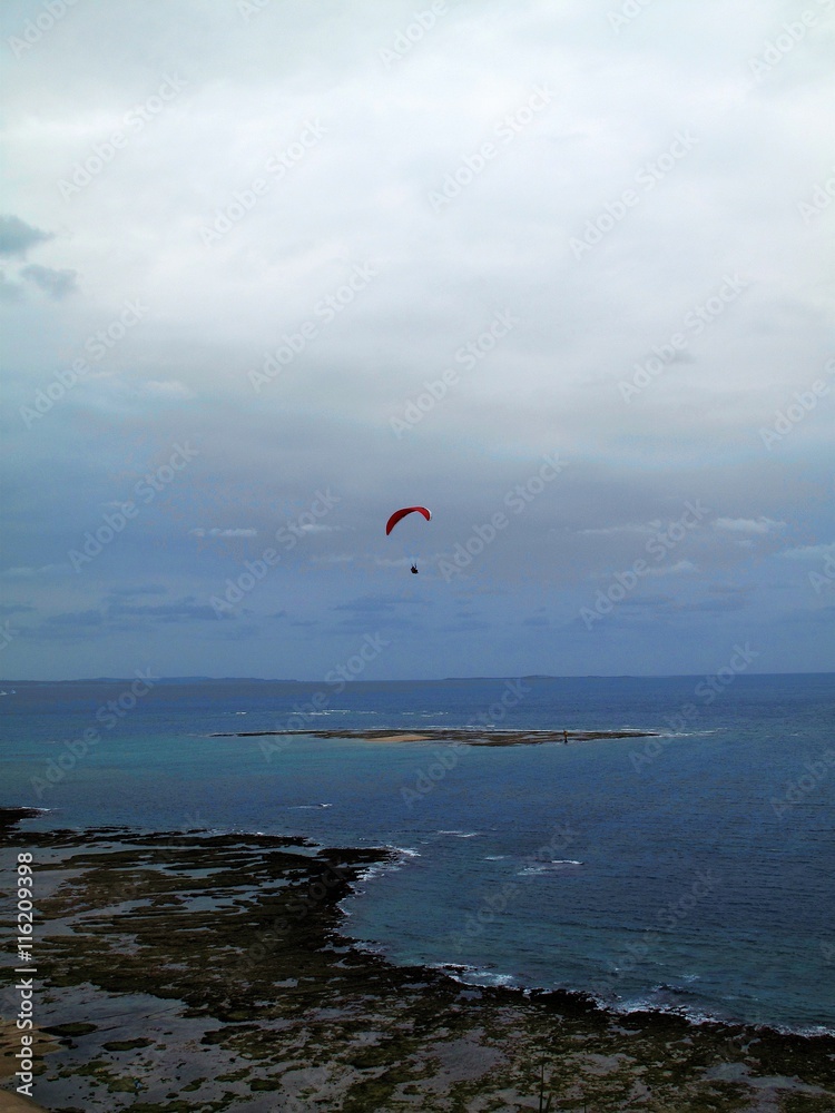 パラグライダー・沖縄
沖縄を旅行中、海沿いを散歩。　丁度この辺りはパラグライダーのメッカとか。