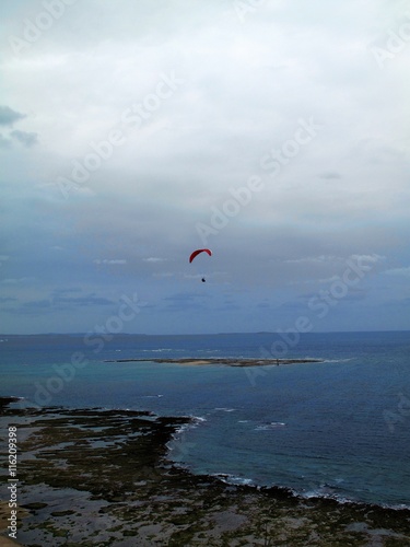 パラグライダー・沖縄 沖縄を旅行中、海沿いを散歩。 丁度この辺りはパラグライダーのメッカとか。