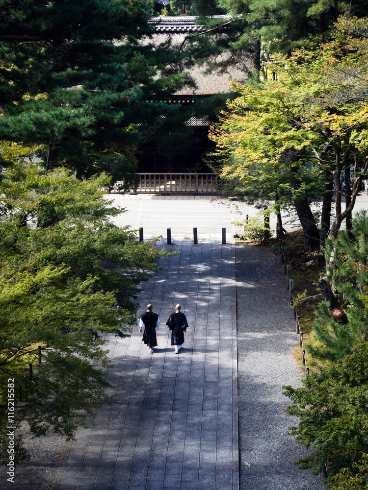 Naklejka premium Buddhist monks in Nanzenji temple, Kyoto