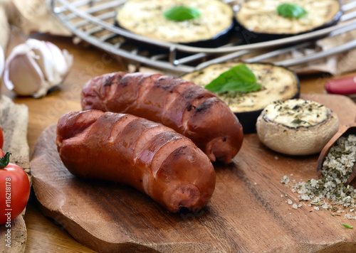 Cervelat - Klöpfer gegrillt auf Holz mit Gemüse / Foodstyling 