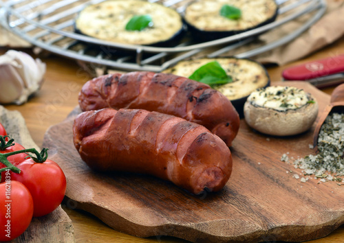Cervelat - Klöpfer gegrillt auf Holz mit Gemüse / Foodstyling 