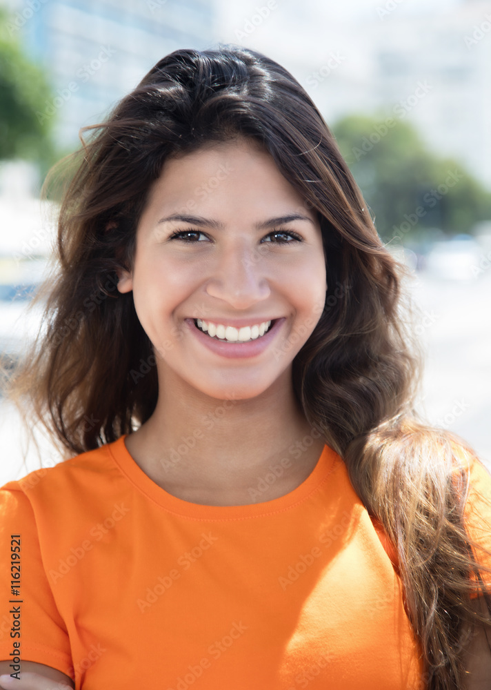 Portrait einer gut gelaunten Frau in der Stadt