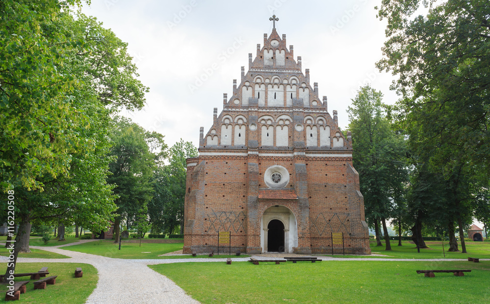 Kodeń nad Bugiem, na Podlasiu - Dawna cerkiew zamku Sapiehów z 1540 roku, murowana w stylu gotyckim, z zachowanym romańskim portalem otoczona parkiem