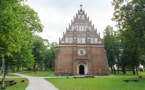 Kode   nad Bugiem  na Podlasiu - Dawna cerkiew zamku Sapieh  w z 1540 roku  murowana w stylu gotyckim  z zachowanym roma  skim portalem otoczona parkiem