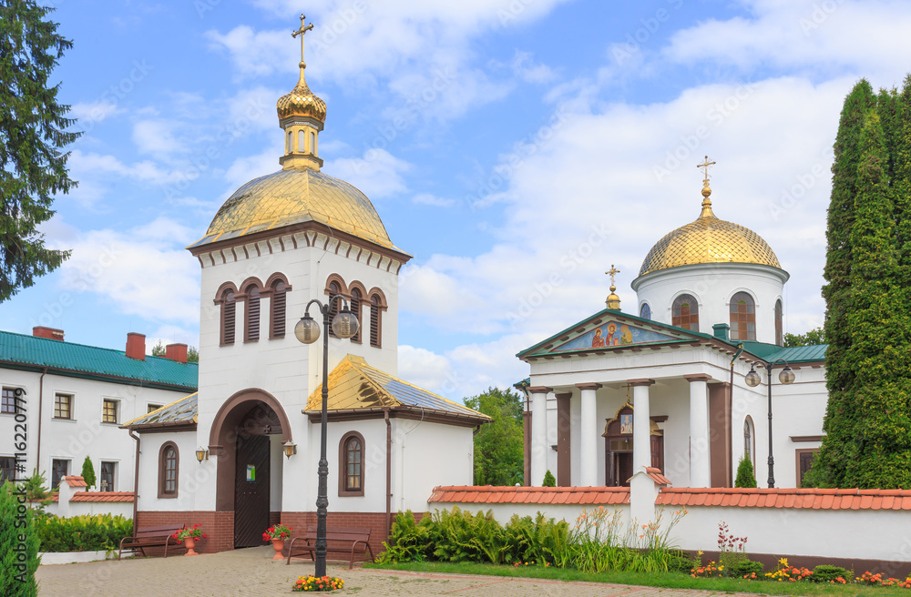 Monaster św. Onufrego w Jabłecznej – męski klasztor prawosławny. Widok bramy cerkiewnej z dzwonnicą oraz cerkwi. Obiekt powstał około 1500 roku