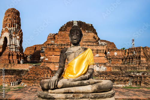 Temple buddha statue pagoda ancient ruins invaluable at wat phra mahathat, ayutthaya, thailand