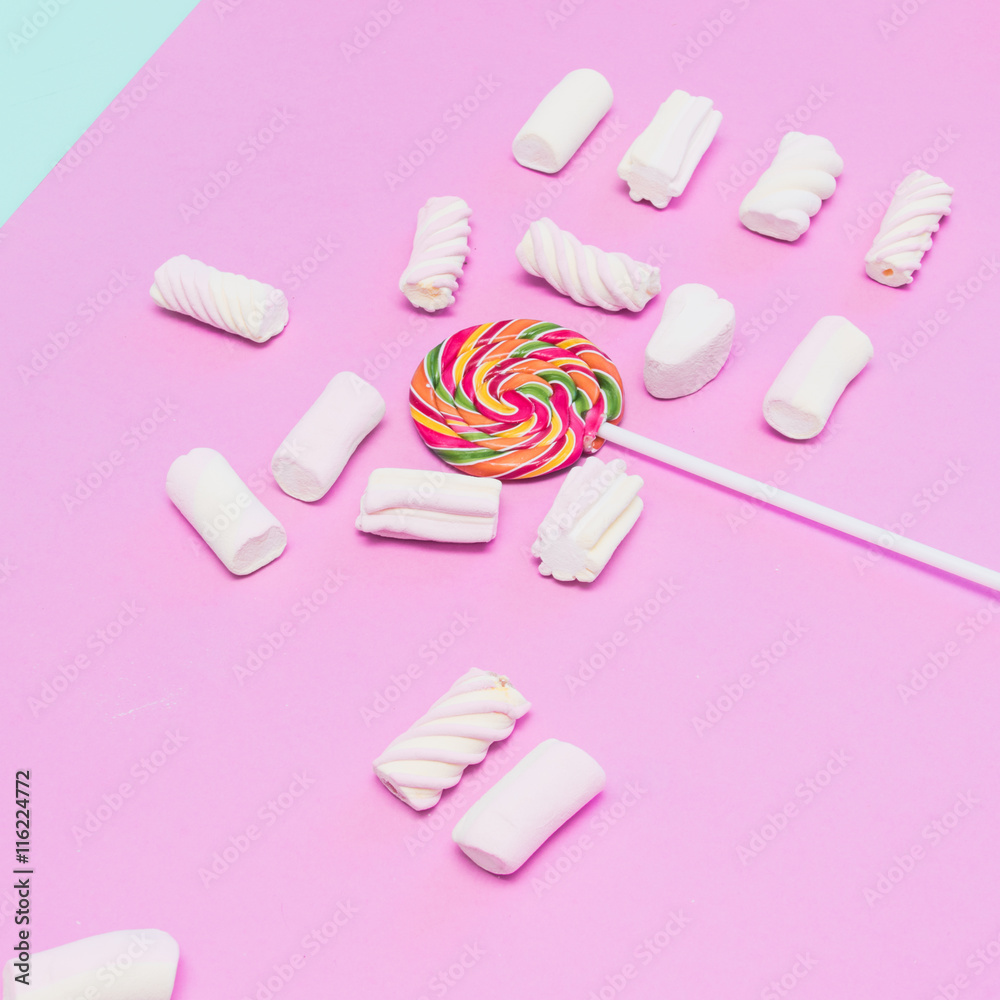 Obraz premium Lollipop and chaotic scattered marshmallow