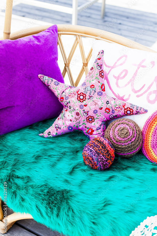 Bunte Polster auf einem Sofa Stock Photo | Adobe Stock