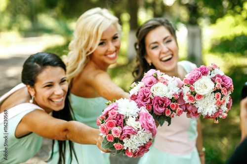 The smilling bridesmaids with bouquets