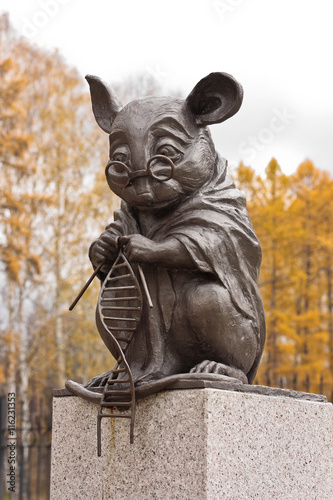 Памятник лабораторной мышке в новосибирском Академгородке. Мышь вяжет нить ДНК © alenuka