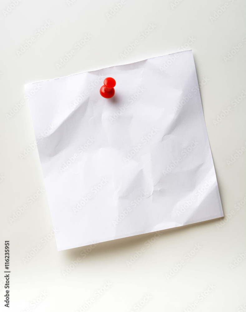 Notas adhesivas o post it clavada con marcador Notas adhesivas o post it clavada con marcador