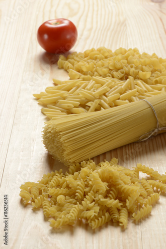 Pasta variada sobre mesa de madera